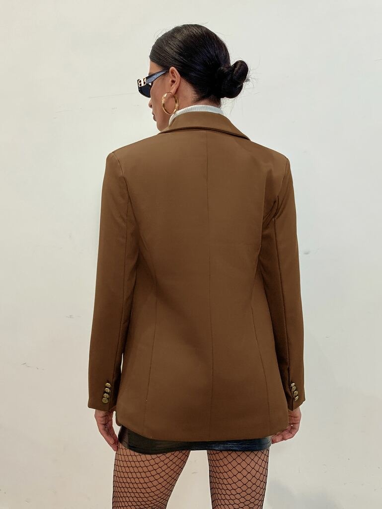 Blazer Feminino Gola de Xale Abotoamento Duplo Marrom