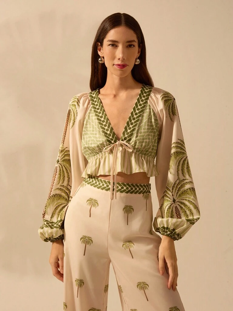 Blusa Feminina Decote em V Manga Bufante Estampa Tropical