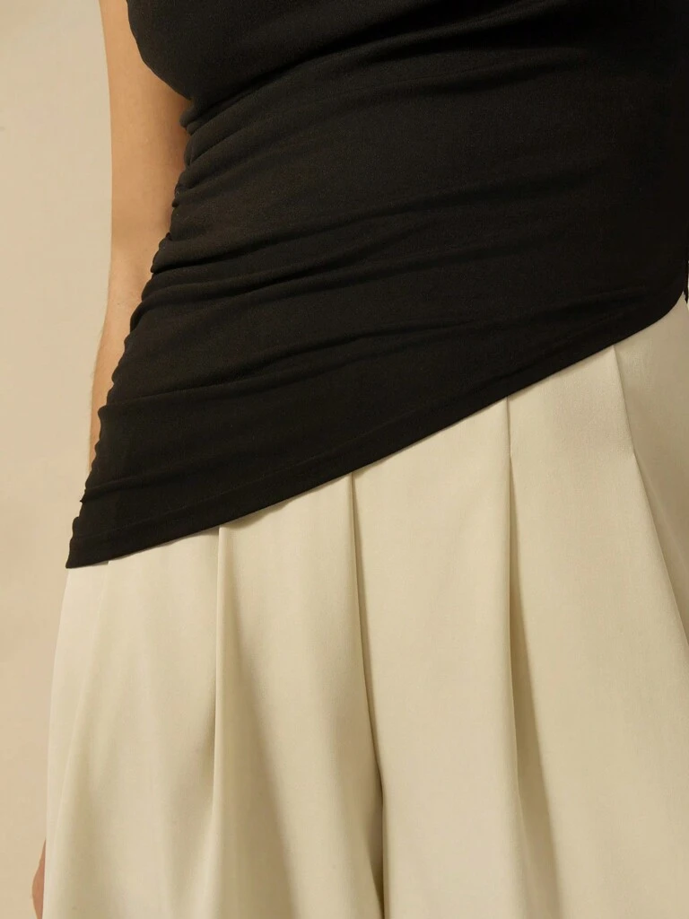 Blusa Feminina Preta Assimétrica de Decote Rebecca