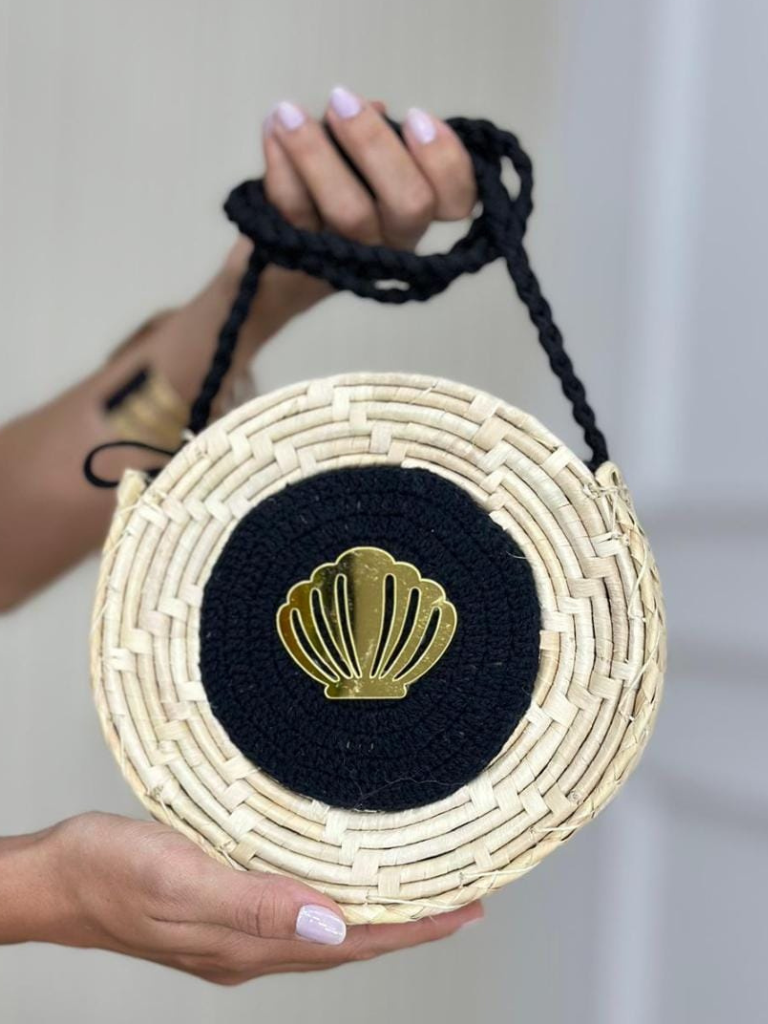 Bolsa de Palha Transversal em Crochê Detalhe Concha Fluorita
