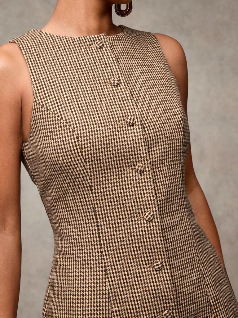 Vestido Curto Casual Decote Careca Marrom Cíntia