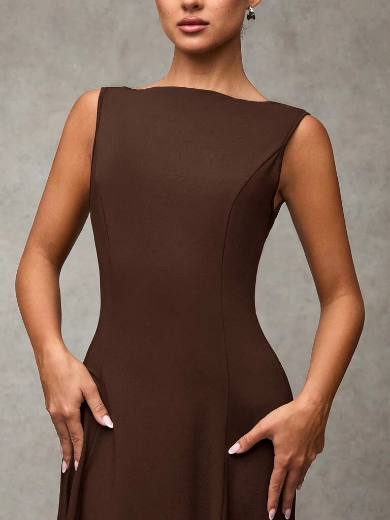 Vestido Midi Elegante sem Mangas Cor Café Tereza