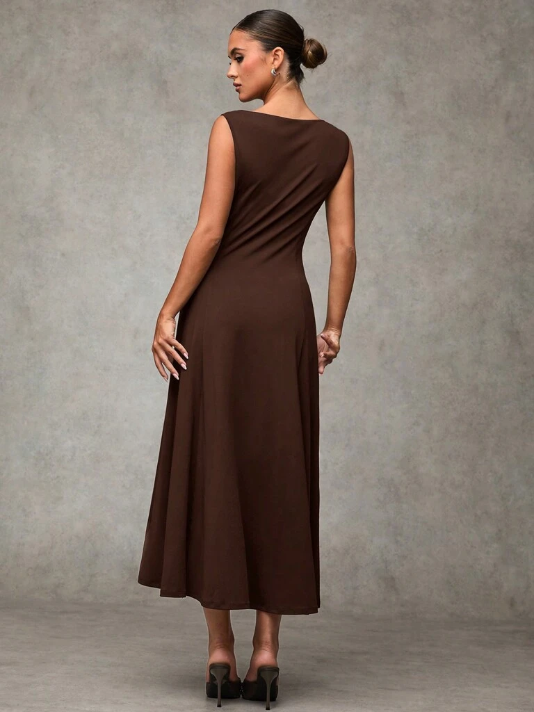 Vestido Midi Elegante sem Mangas Cor Café Tereza