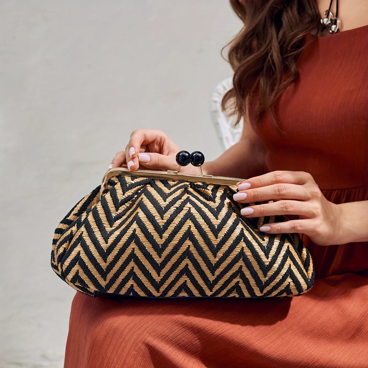 Bolsa Feminina de Mão Pequena Preto Cromeiro