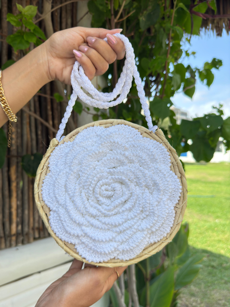 Bolsa de Palha Transversal em Flor Crochê Branca