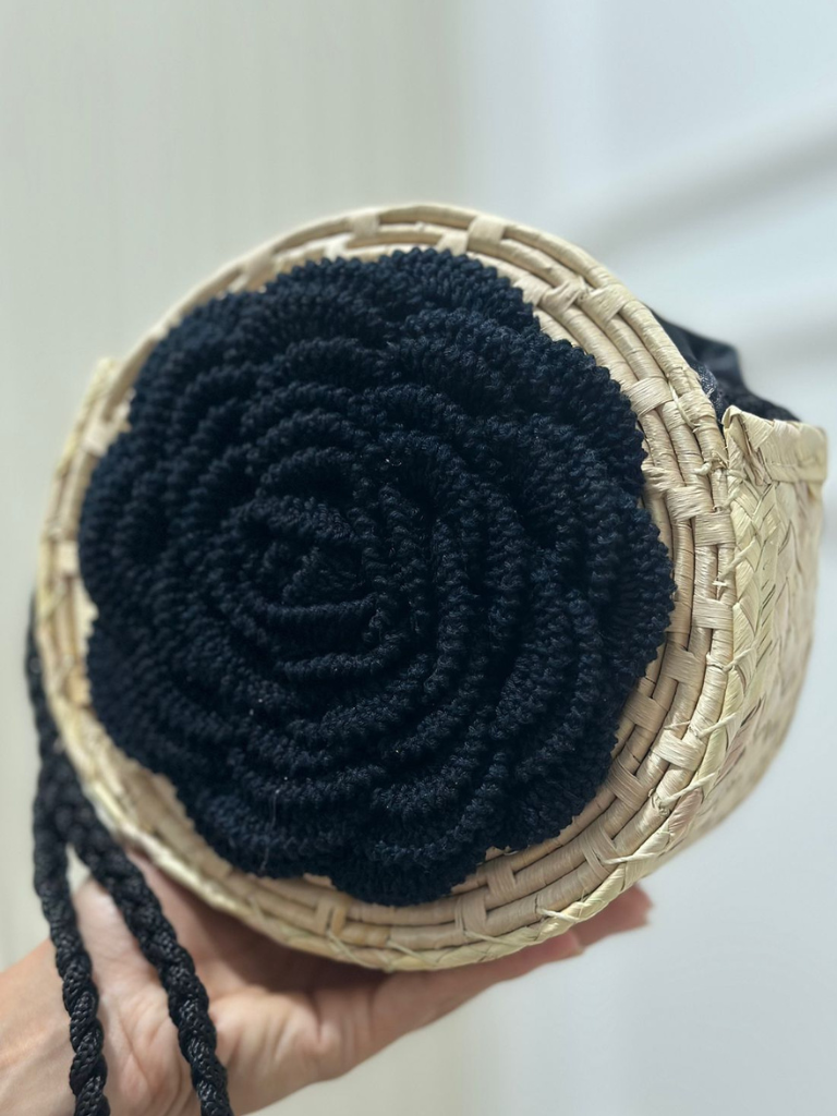 Bolsa de Palha Transversal em Flor Crochê Preto