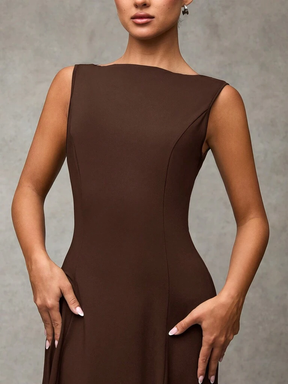 Vestido Midi Elegante sem Mangas Cor Café Tereza